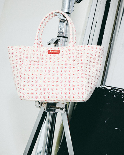 Una vera questione di famiglia. Quando lo stile è di casa, nasce la magia! Una fusione armoniosa di eleganza e carattere mentre mamma e figlia si scambiano accessori estivi per creare outfit che non passano inosservati.