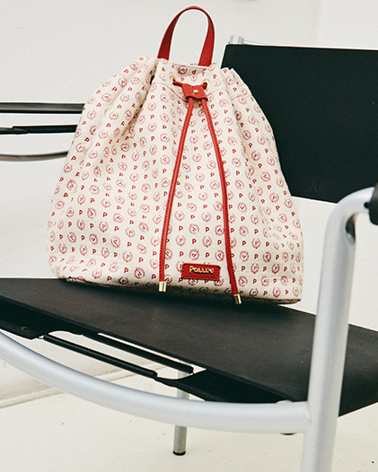 Una vera questione di famiglia. Quando lo stile è di casa, nasce la magia! Una fusione armoniosa di eleganza e carattere mentre mamma e figlia si scambiano accessori estivi per creare outfit che non passano inosservati.