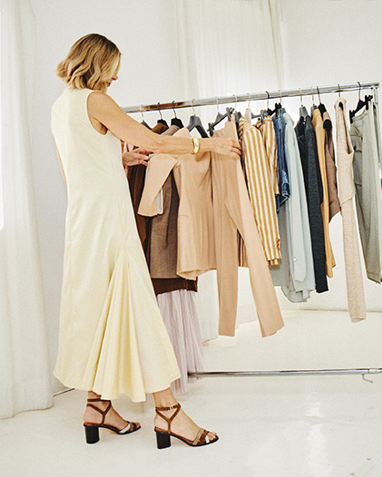 Una vera questione di famiglia. Quando lo stile è di casa, nasce la magia! Una fusione armoniosa di eleganza e carattere mentre mamma e figlia si scambiano accessori estivi per creare outfit che non passano inosservati.